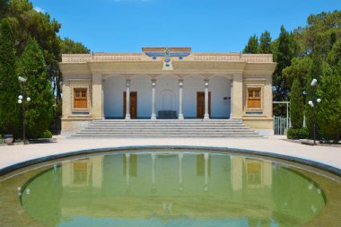 Yazd eski kenti İran 'da havuzlu Zoroastrian Ateş Tapınağı.