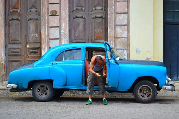 Havana Cuba July 2017 Man Street Repairs Old American Car — Stockfoto