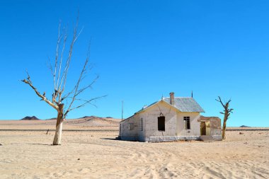 Kolmanskop 'ta bir tren istasyonu, çölde, kumda, Namibya' da terk edilmiş duruyor.
