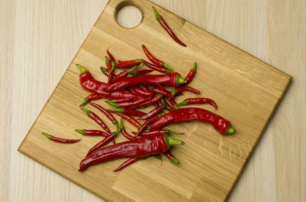 Piments Rouges Épicés Fraîchement Cueillis Dans Jardin — Photo