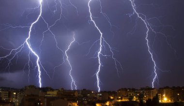 Akdeniz şehir gece fırtına