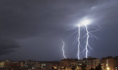 Akdeniz şehir gece fırtına