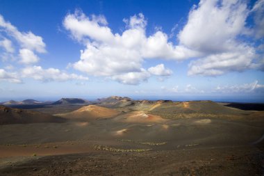 Lanzarote Volkanik ada mavi bulutlu gökyüzü ile panoramik manzaralı