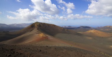 Lanzarote Volkanik ada mavi bulutlu gökyüzü ile panoramik manzaralı