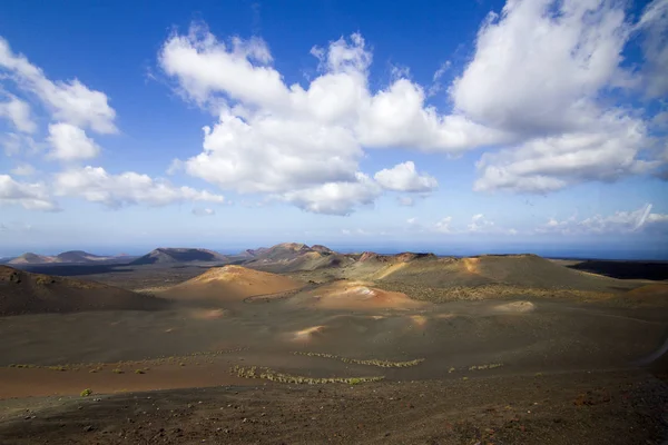 青い曇り空とランサローテ島の火山島の全景 — ストック写真