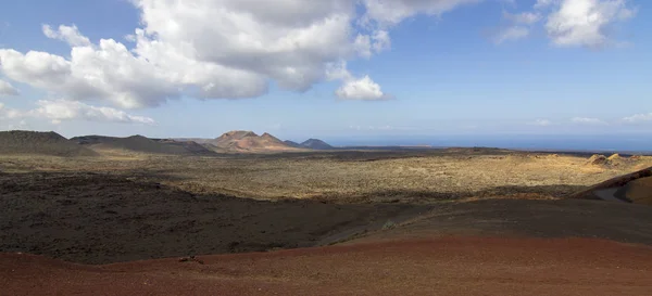 青い曇り空とランサローテ島の火山島の全景 — ストック写真