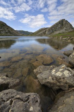 Uga ile picos de Europa panorama covadonga gölleri