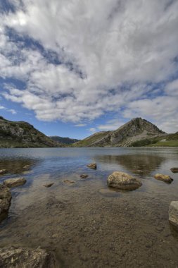Uga ile picos de Europa panorama covadonga gölleri