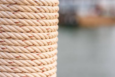 Kapat ve bir direğe bağlanmış halatın detaylarını anlat.