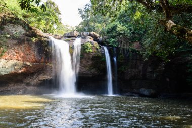 Haew Suwat Şelalesi Sabah Khao Yai Ulusal Parkı, Nakhon Ratchasima, Tayland.