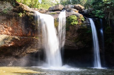 Haew Suwat Şelalesi Sabah Khao Yai Ulusal Parkı, Nakhon Ratchasima, Tayland.