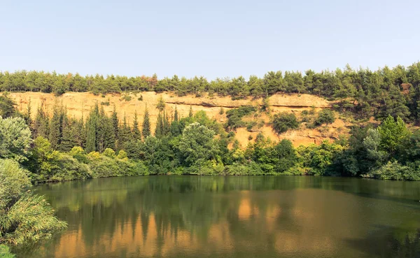 Thermi barajındaki orman gölü ve dağ manzarası, Yunanistan