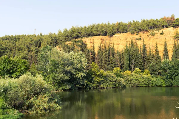 Thermi barajındaki orman gölü ve dağ manzarası, Yunanistan