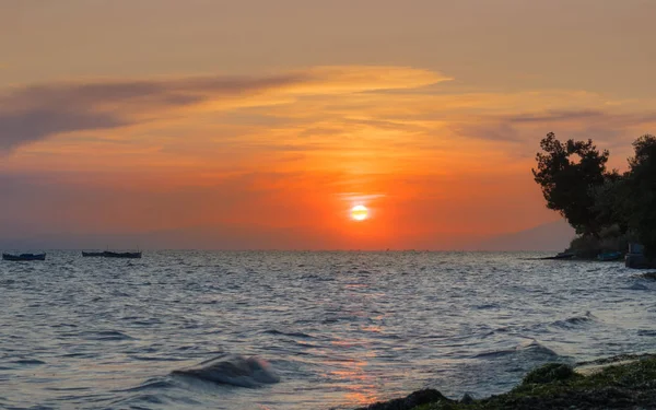 Yaz aylarında güzel deniz gün batımı