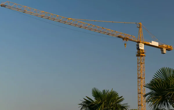 Metro inşaat çalışmaları için büyük vinç