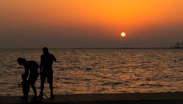 Mutlu bir aile ile deniz gün batımı