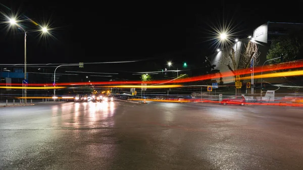Gece kavşağı, ışık yolları.