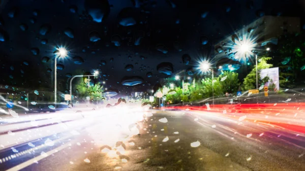 Şehirde pencereden görülen yağmur yağışıweather forecast