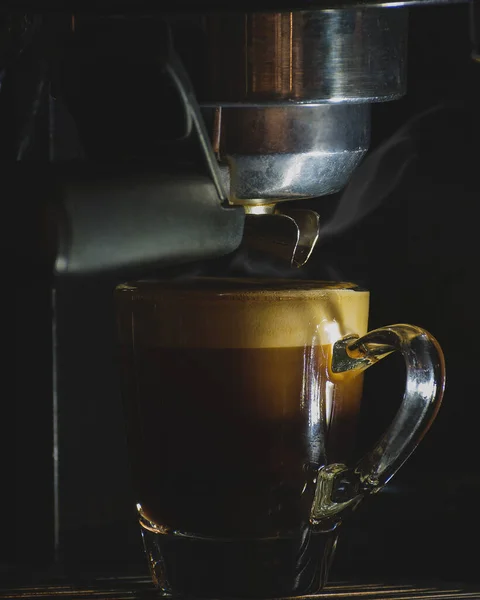 Makinede tam espresso bardağı, duble shot, sıcak kahve.