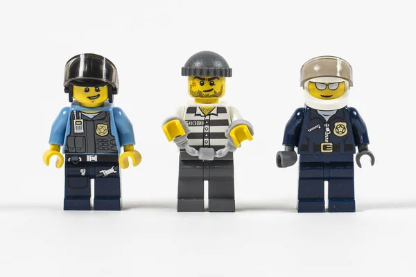 RUSIA, 05 de noviembre de 2018. Criminales y policías de Lego fabricados por The Lego Group Imágenes de stock libres de derechos