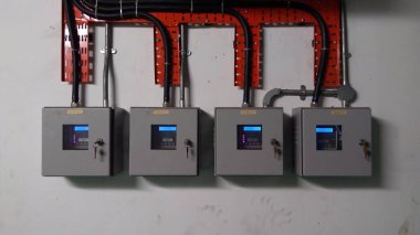 Johor, Malezya, 20 Ağustos 2018: Görünüm görüntüsünü ekipman, kablolar, motor pompa ve boru endüstriyel chiller bitki oda içinde.