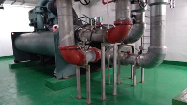 Johor, Malezya, 20 Ağustos 2018: Görünüm görüntüsünü ekipman, kablolar, motor pompa ve boru endüstriyel chiller bitki oda içinde.