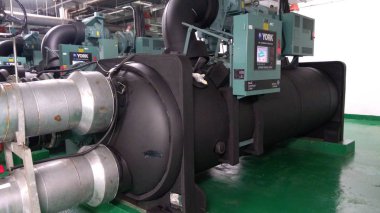 Johor, Malezya, 20 Ağustos 2018: Görünüm görüntüsünü ekipman, kablolar, motor pompa ve boru endüstriyel chiller bitki oda içinde.