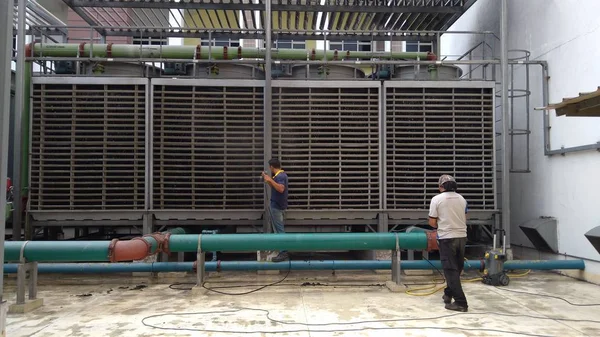 Johor Malaysia August 2018 Undentified Worker Maintenance Large Industrial Air — Stock Photo, Image