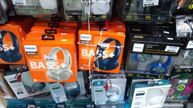 Kuala Lumpur, Malezya - 30 Ekim 2018: Teknoloji marka Lowyat Plaza'daki çeşitli tür. LowYat Plaza elektronik ve bu ürünleri konusunda uzmanlaşmış bir alışveriş merkezidir..