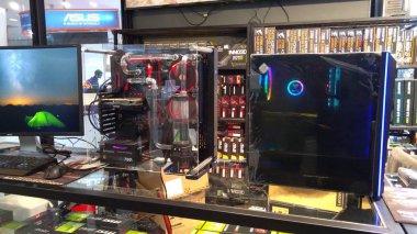 Kuala Lumpur, Malezya - 30 Ekim 2018: Teknoloji marka Lowyat Plaza'daki çeşitli tür. LowYat Plaza elektronik ve bu ürünleri konusunda uzmanlaşmış bir alışveriş merkezidir..