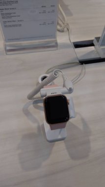 Kuala Lumpur, Malezya - 30 Ekim 2018: Teknoloji marka Lowyat Plaza'daki çeşitli tür. LowYat Plaza elektronik ve bu ürünleri konusunda uzmanlaşmış bir alışveriş merkezidir..