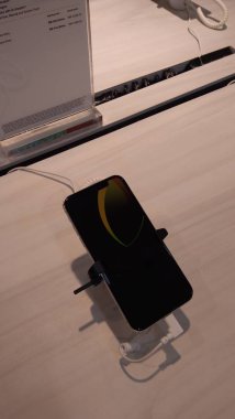 Kuala Lumpur, Malezya - 30 Ekim 2018: Teknoloji marka Lowyat Plaza'daki çeşitli tür. LowYat Plaza elektronik ve bu ürünleri konusunda uzmanlaşmış bir alışveriş merkezidir..