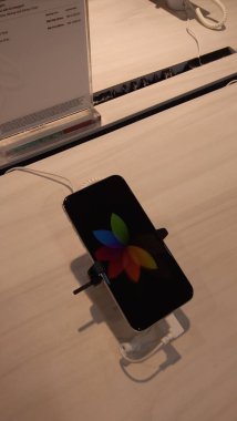 Kuala Lumpur, Malezya - 30 Ekim 2018: Teknoloji marka Lowyat Plaza'daki çeşitli tür. LowYat Plaza elektronik ve bu ürünleri konusunda uzmanlaşmış bir alışveriş merkezidir..