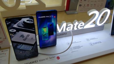 Huawei deposunda Plaza düşük Yat, Kuala Lumpur-Ekim 30, 2018: A Huawei dostum 20 smartphone. Huawei dünyanın en büyük Telekomünikasyon ekipman üretici Huawei (Çin bir markasıdır.).