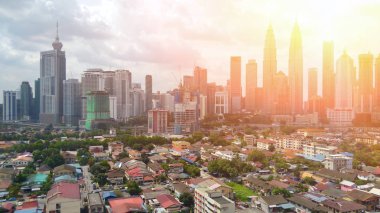 Kuala Lumpur, Malezya - 2 Kasım 2018: Güzel manzarasına Kuala Lumpur şehir manzarası ile dramatik bulut oluşumu Kuala Lumpur, Malezya.