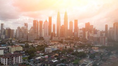 Kuala Lumpur, Malezya - 2 Kasım 2018: Güzel manzarasına Kuala Lumpur şehir manzarası ile dramatik bulut oluşumu Kuala Lumpur, Malezya.