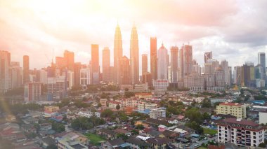 Kuala Lumpur, Malezya - 2 Kasım 2018: Güzel manzarasına Kuala Lumpur şehir manzarası ile dramatik bulut oluşumu Kuala Lumpur, Malezya.