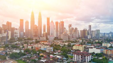 Kuala Lumpur, Malezya - 2 Kasım 2018: Güzel manzarasına Kuala Lumpur şehir manzarası ile dramatik bulut oluşumu Kuala Lumpur, Malezya.