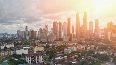 Kuala Lumpur, Malezya - 2 Kasım 2018: Güzel manzarasına Kuala Lumpur şehir manzarası ile dramatik bulut oluşumu Kuala Lumpur, Malezya.