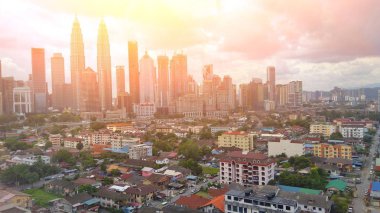 Kuala Lumpur, Malezya - 2 Kasım 2018: Güzel manzarasına Kuala Lumpur şehir manzarası ile dramatik bulut oluşumu Kuala Lumpur, Malezya.