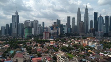 Kuala Lumpur, Malezya - 2 Kasım 2018: Güzel manzarasına Kuala Lumpur şehir manzarası ile dramatik bulut oluşumu Kuala Lumpur, Malezya.