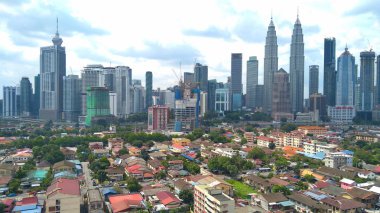 Kuala Lumpur, Malezya - 2 Kasım 2018: Güzel manzarasına Kuala Lumpur şehir manzarası ile dramatik bulut oluşumu Kuala Lumpur, Malezya.