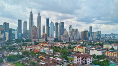 Kuala Lumpur, Malezya - 2 Kasım 2018: Güzel manzarasına Kuala Lumpur şehir manzarası ile dramatik bulut oluşumu Kuala Lumpur, Malezya.