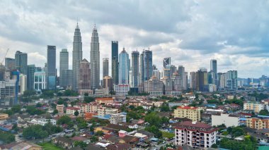 Kuala Lumpur, Malezya - 2 Kasım 2018: Güzel manzarasına Kuala Lumpur şehir manzarası ile dramatik bulut oluşumu Kuala Lumpur, Malezya.