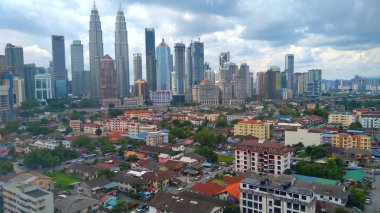 Kuala Lumpur, Malezya - 2 Kasım 2018: Güzel manzarasına Kuala Lumpur şehir manzarası ile dramatik bulut oluşumu Kuala Lumpur, Malezya.