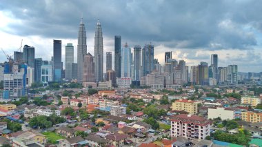 Kuala Lumpur, Malezya - 2 Kasım 2018: Güzel manzarasına Kuala Lumpur şehir manzarası ile dramatik bulut oluşumu Kuala Lumpur, Malezya.