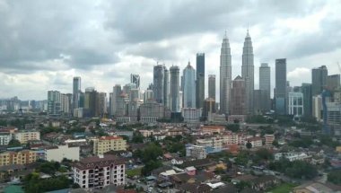 Kuala Lumpur, Malezya - 2 Kasım 2018: Güzel manzarasına Kuala Lumpur şehir manzarası ile dramatik bulut oluşumu Kuala Lumpur, Malezya.