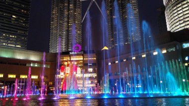 Kuala Lumpur, Malezya - 6 Şubat 2018: Petronas İkiz Kuleleri ile gece müzikal çeşmede Kuala Lumpur, Malezya.