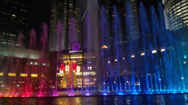 Kuala Lumpur, Malezya - 6 Şubat 2018: Petronas İkiz Kuleleri ile gece müzikal çeşmede Kuala Lumpur, Malezya.