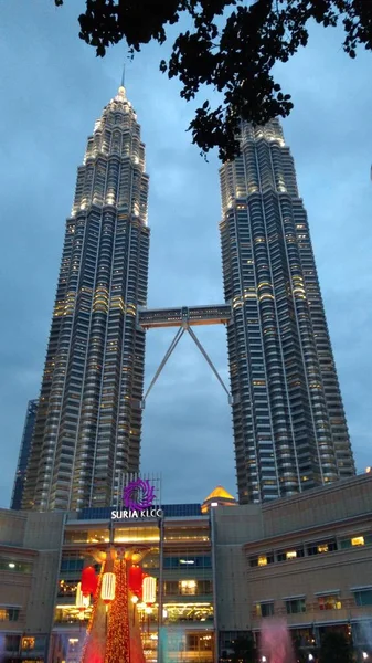 Kuala Lumpur Malasia Febrero 2018 Torres Gemelas Petronas Con Fuente —  Fotos de Stock